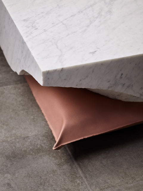 In Hale White Carrara