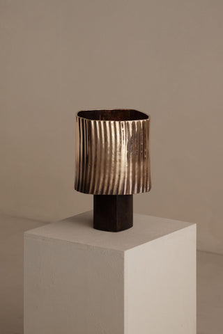 Curoso table lamp - Cast bronze